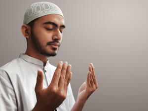 عيد الفطر سنناً وهي التكبير سراً وجهراً في المنازل