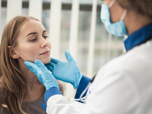 البكتيريا التي تسبّب التهاب اللوزتين بشكل دائم تقريبًا تعرف باسم بكتيريا Streptococcus pyogenes