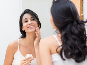 يمكنك استخدام مرطب الوجه طوال اليوم للعناية ببشرتك أيام العطلة