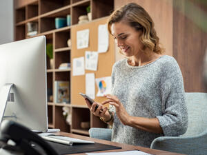 تجيد سيدة برج الجوزاء التواصل مع الآخرين ومراسلة شريكها السابق