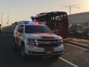 اصطدام حافلة مواصلات بلوحة إرشادية في إمارة دبي