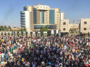 معتصمون أمام مقر قيادة الجيش في العاصمة الخرطوم/ أرشيفية