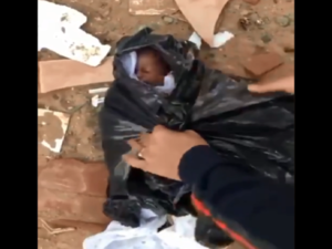  لحظة العثور على رضيع وضع داخل كيس بلاستيكي