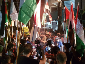 متظاهرون عراقيون يعتدون على سفارة البحرين في بغداد