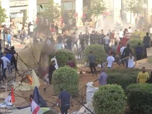 حرق خيم المحتجين في ساحة رياض الصلح وسط بيروت