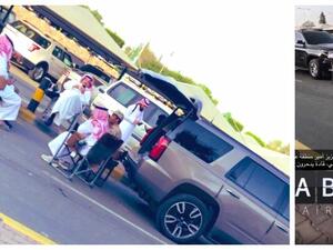 أمير منطقة عسير الأمير تركي بن طلال جالسا على كرسي أمام مطار أبها