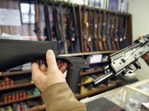 مشروع القانون، يعطي للمرخص الذي يسلم سلاحه، الحق في "تعويض عادل"