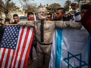 حرق دمى للرئيس الأمريكي دونالد ترامب، وأعلام أمريكية وإسرائيلية