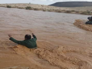 انقاذ 4 سعوديين انقلبت سيارتهم إثر ارتفاع منسوب المياه في وادي راجل بالأزرق 