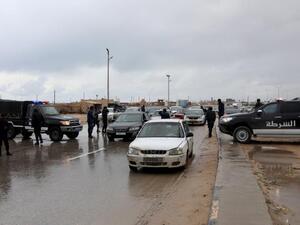 مقتل ثلاثة أشخاص وجرح ستة آخرين نتيجة القصف على قاعدة الوطية