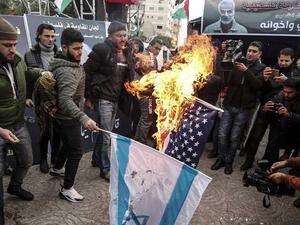 جرى فتح بيت العزاء في ساحة الجندي المجهول الرئيسية وسط مدينة غزة