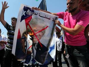 مسيرة حاشدة تندد بـ “ورشة البحرين” و “صفقة القرن” كونهما تهدفان إلى تصفية القضية الفلسطينية