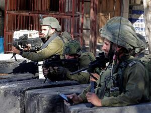 جنود من قوات الإحتلال في مدينة الخليل جنوب الضفة الغربية (أ ف ب)