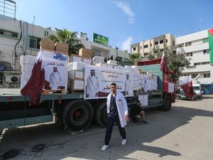 توزيع مساعدات مالية قدمتها دولة قطر، لأكثر من 60 ألف أسرة فقيرة في القطاع