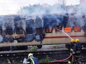  اشتعال النيران بعربة قطار كانت متوقفة جنوب الهند