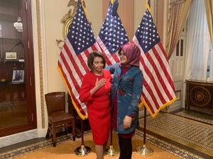 خديجة جنكيز بصحبة رئيسة مجلس النواب الأمريكي، نانسي بيلوسي