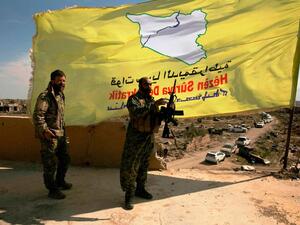 مقاتلان من قوات سوريا الديمقراطية