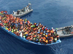 نقل المهاجرين، الذين ينتمون لجنسيات أفريقية، لقاعدة طرابلس البحرية