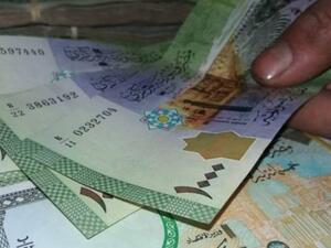 تراجع سعر صرف العملة السورية مقابل الدولار الأحد في السوق السوداء بنحو كبير