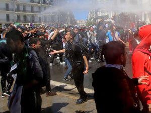 المتظاهرون رفعوا شعارات تطالب بالتغيير ورافضة بن صالح رئيسا للبلاد