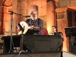 الفنان والموسيقي اللبناني مارسيل خليفة خلال حفله الغنائي بمهرجان جرش