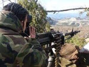 جندي سوري في أحد المواقع بجبل التركمان في ريف اللاذقية