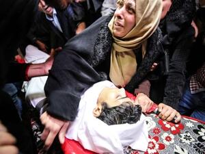 هتف المشيعون بشعارات غاضبة تطالب الفصائل الفلسطينية بالرد “على جريمة قتل الطفل”