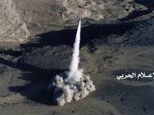 لحظة إطلاق الحوثيين لصاروخ باليستي/ أرشيفية