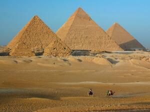 القبض على ممثل أمريكي وصديقته يمارسان فعلا فاضحا داخل الأهرام