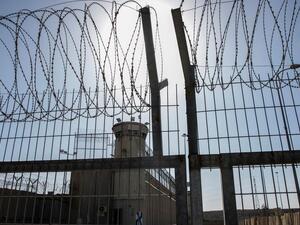 قرر 30 أسيرا فلسطينيا جديدا الدخول في “إضراب إسنادي” للأسرى الإداريين المضربين عن الطعام