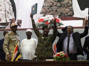 توقيع الإعلان الدستوري بحضور رؤساء دول ووفود رسمية عربية ودولية.