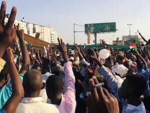 معتصمون أمام مقر القيادة العامة بالخرطوم
