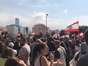 تجتاح لبنان أزمة سياسية بعد موجة احتجاجات دفعت رئيس الوزراء سعد الحريري للاستقالة