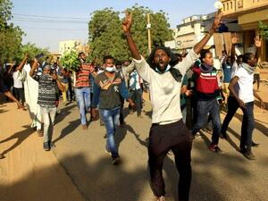 محتجون سودانيون