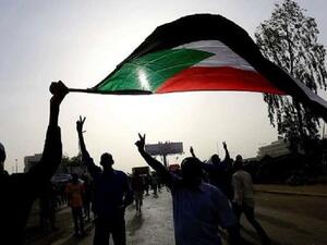 متظاهرون سودانيون