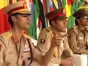 صورة نادرة جمعت المعتصم وخميس، نجلي الزعيم الليبي الراحل معمر القذافي