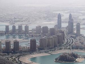 يسمح للاجئ السياسي بالعمل في الدولة، باستثناء الوظائف التي تتعلق بأمن البلاد