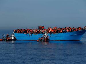 وحدة من البحرية الملكية أنقذت 242 مهاجرا في مضيق جبل طارق وعرض "المتوسط"