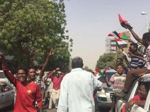 الشوارع ازدحمت بالسيارات والمارة وهم يهتفون للحرية والتغيير