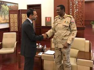 سفير بريطانيا عرفان صديق ونائب رئيس المجلس العسكري الانتقالي محمد حمدان دقلو (حميدتي)