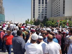 مظاهرة للمعلمين للمطالبة بتحسين الظروف المعيشية للمعلمين