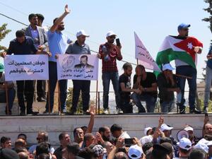 تتمسك النقابة التي تضم نحو 140 ألف معلم، باستمرار الإضراب حتى الحصول على العلاوة