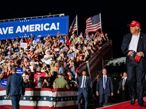 الرئيس الأمريكي السابق دونالد ترامب، أمام أنصاره في تكساس