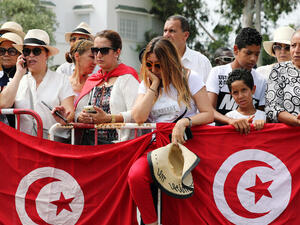  التونسيون يلقون نظرة الوداع على جثمان الرئيس التونسي 