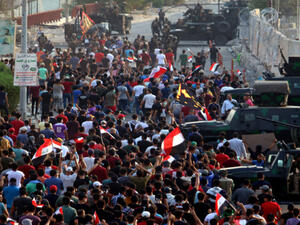 محتجون أمام ميناء أم قصر جنوب العراق/ أرشيفية