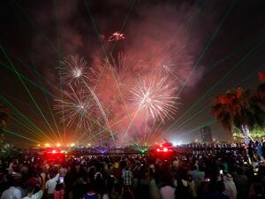 استمتع بالعُطلة الطويلة مع عروض الألعاب النارية والترفيه العائلي 