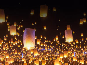 حفل مليء بالأضواء الرائعة