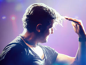 استمتعوا بخمسة من أروع أغاني هذا النجم البارز