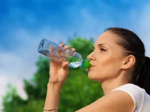 أسباب مرضية لشعورك الدائم بالعطش.. تعرفي عليها