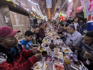 Over 2,000 People Join Fast-Breaking Meal in London